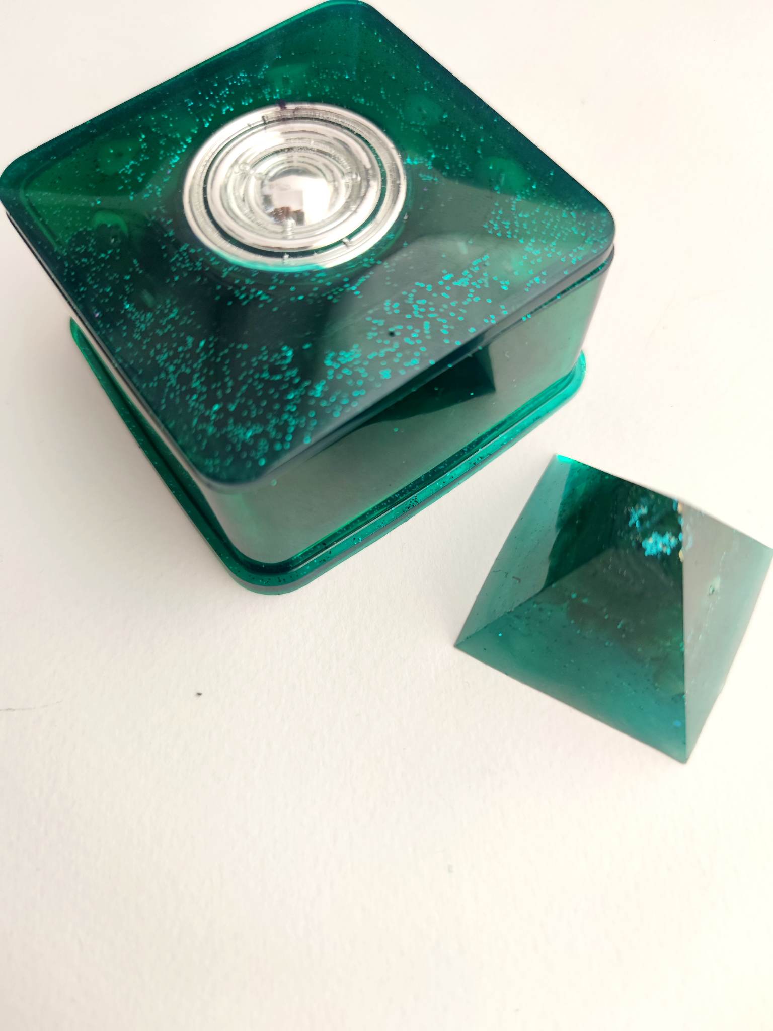 Boîte en orgonite pour ranger pierres semi-précieuses, runes et bijoux magiques - Green magic