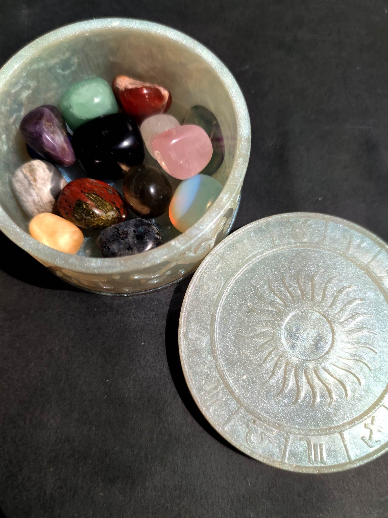 Caja mágica de orgonita para guardar runas mágicas, piedras semipreciosas y joyas - Celestial Magic