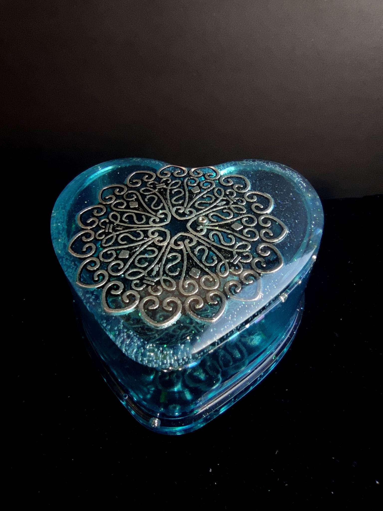 Caixa mágica de orgonite para guardar pedras semipreciosas, runas e joias - Salve meu amor