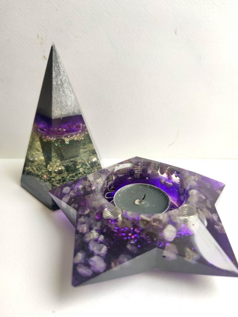 Orgonity na bogactwo i szczęście w domu - piramida orgonitowa i świecznik - "Absolute Magic" autorstwa Azara Rose
