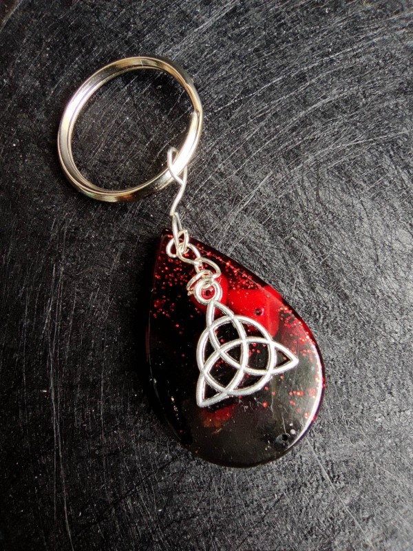 Portachiavi talismano celtico in orgonite per attirare l'amore con Triquetra e Corallo