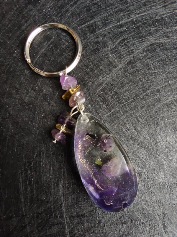 Keychain orgonite talisman for attracting wealth and love with amethyst and peridot