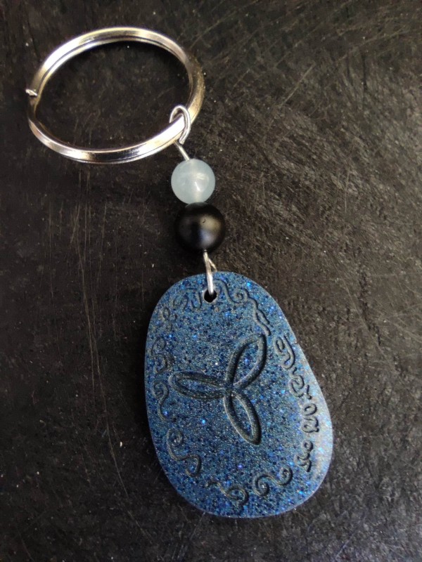 Portachiavi talismano in orgonite con una runa strega per attirare l'amore e le anime gemelle- "Romance"
