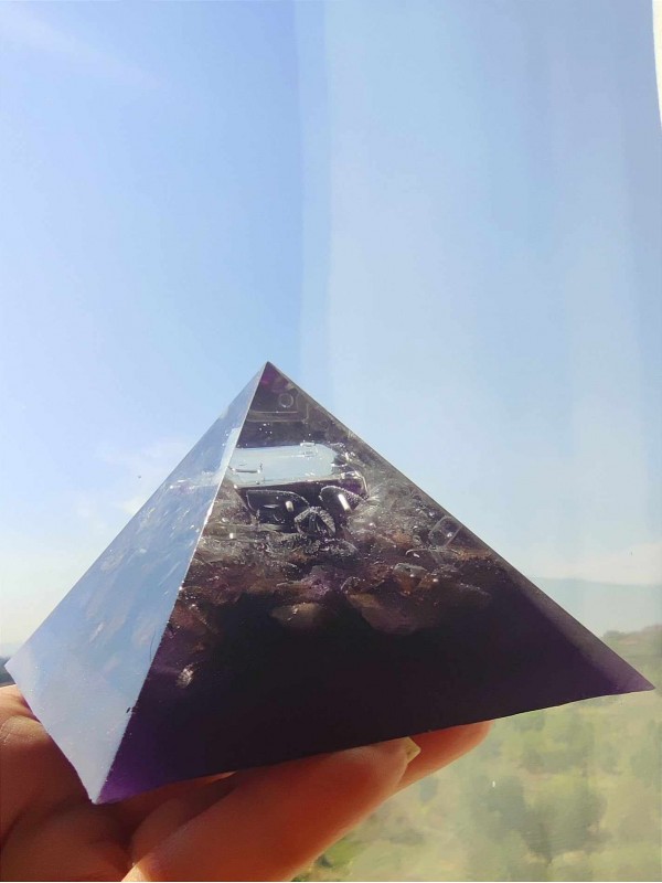 Große Orgonpyramide zum Anlocken von Glück, Geld und Schutz – „Welt der Magie“ – XXXL