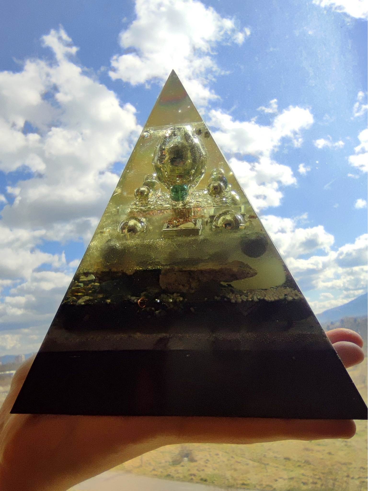 Grande pyramide d'orgonite pour protection et bonne chance - "Earth Magic" - XXXXL
