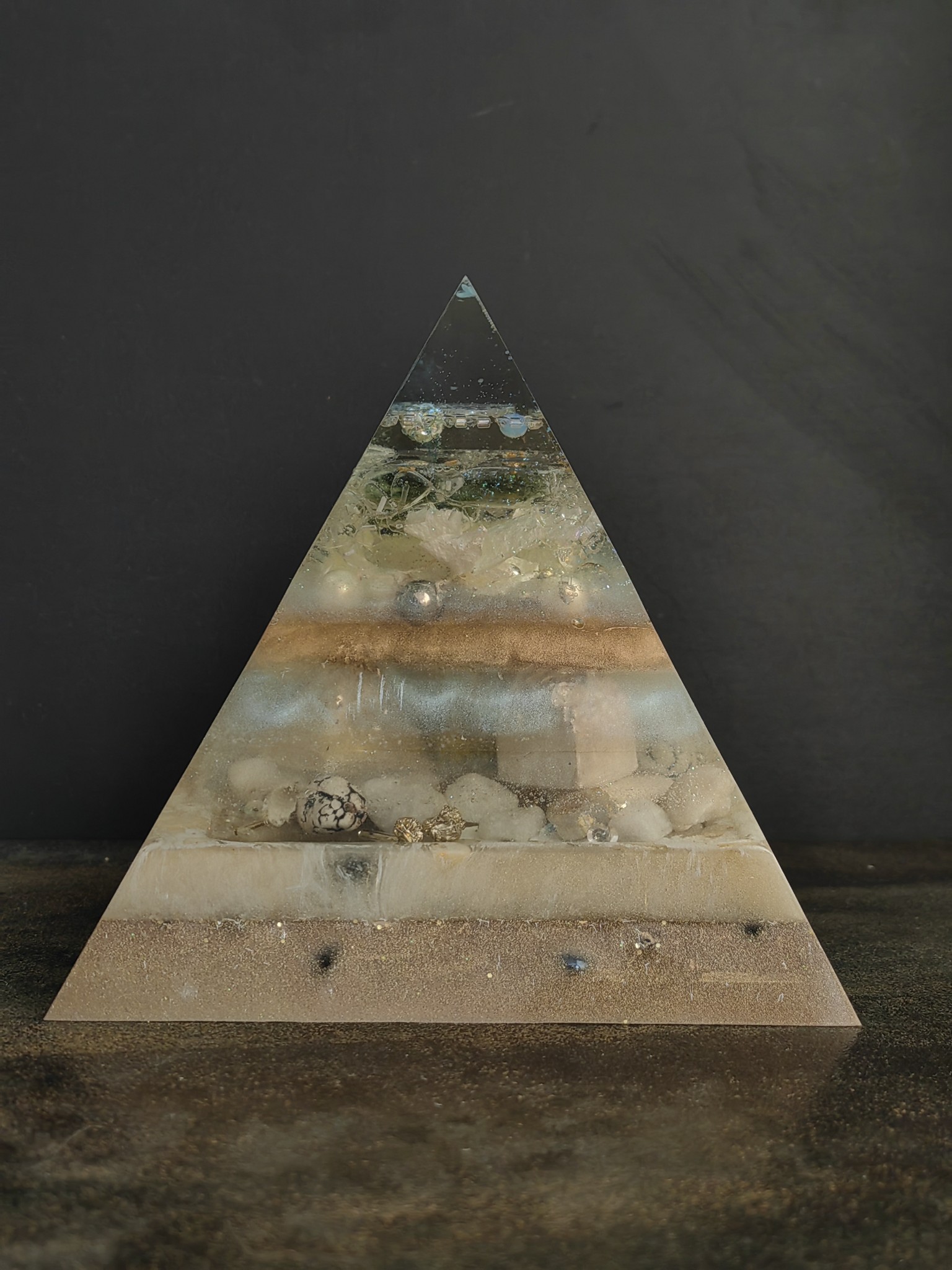 Magische Orgonit-Pyramide zum Anlocken von Geld und Glück - "Air Magic" - XXXXL