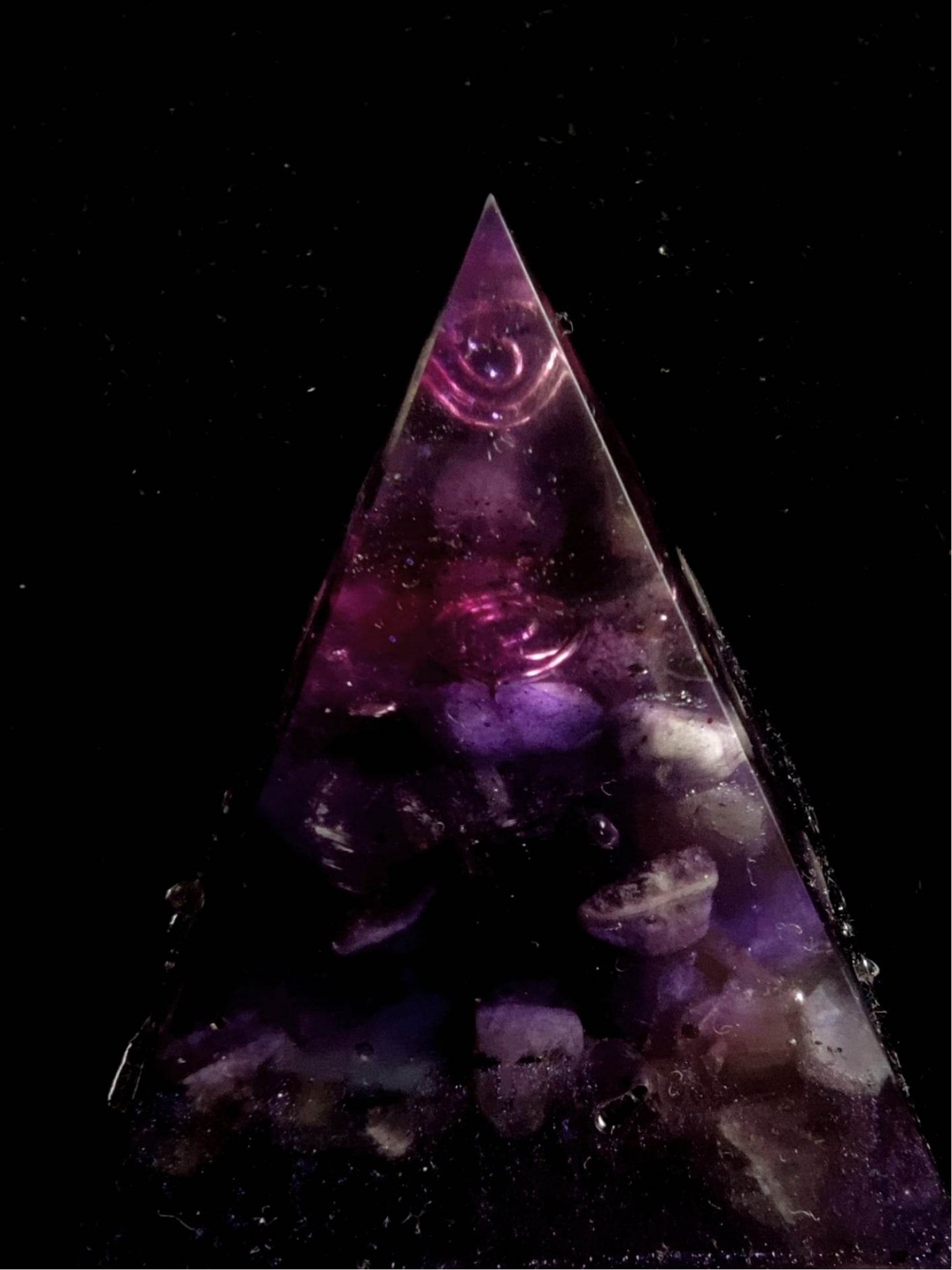 Οργόνη πυραμίδα Feng Shui για προσέλκυση τύχης και αφθονίας με αμέθυστο - Crystal Magic