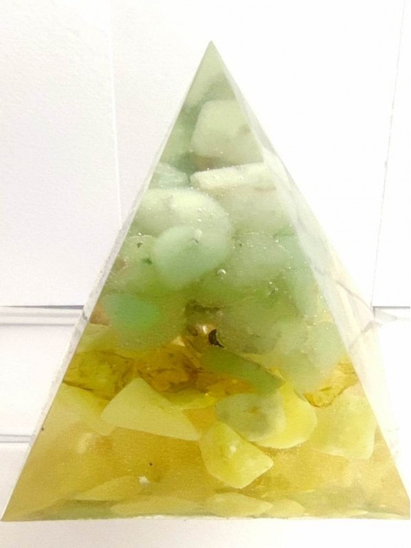 Piramida orgonu Feng Shui do przyciągania bogactwa i zdrowia za pomocą oliwinu i jadeitu - magia kryształów