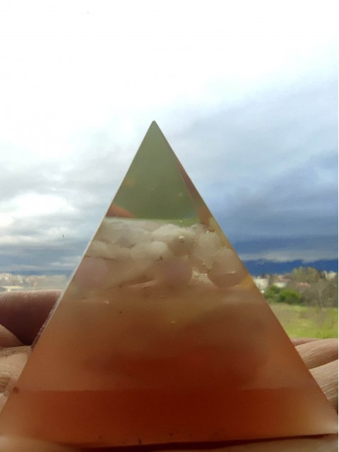 Φενγκ Σούι οργόνη πυραμίδα με ροζ χαλαζία για ισορροπία και ευημερία στο σπίτι - Crystal Magic