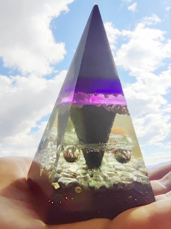 Hoge Orgonite-piramide voor bescherming en geluk aantrekken - "Reverse Magic"