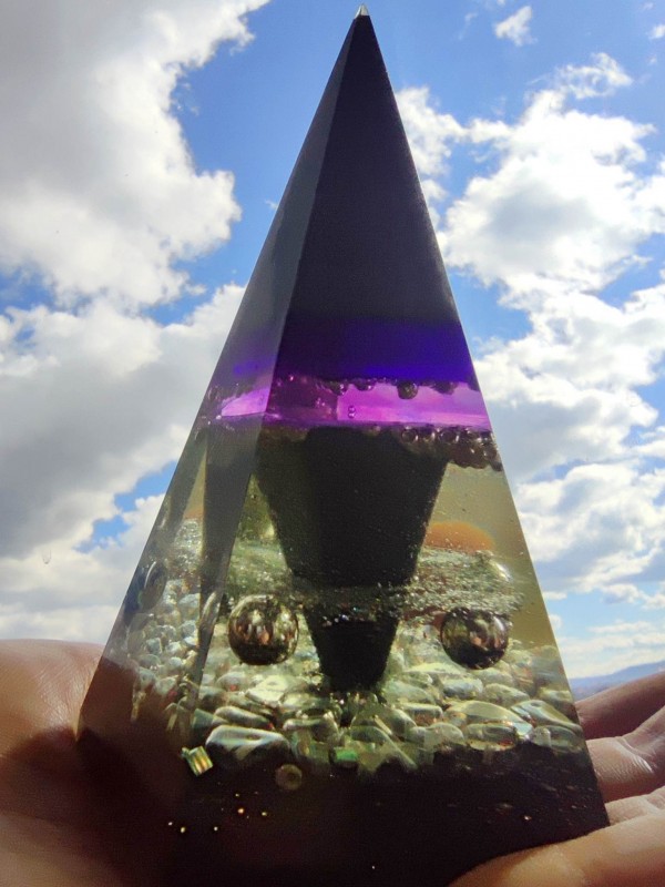 Pirámide alta de orgonita para protección y atracción de la suerte - "Magia inversa"