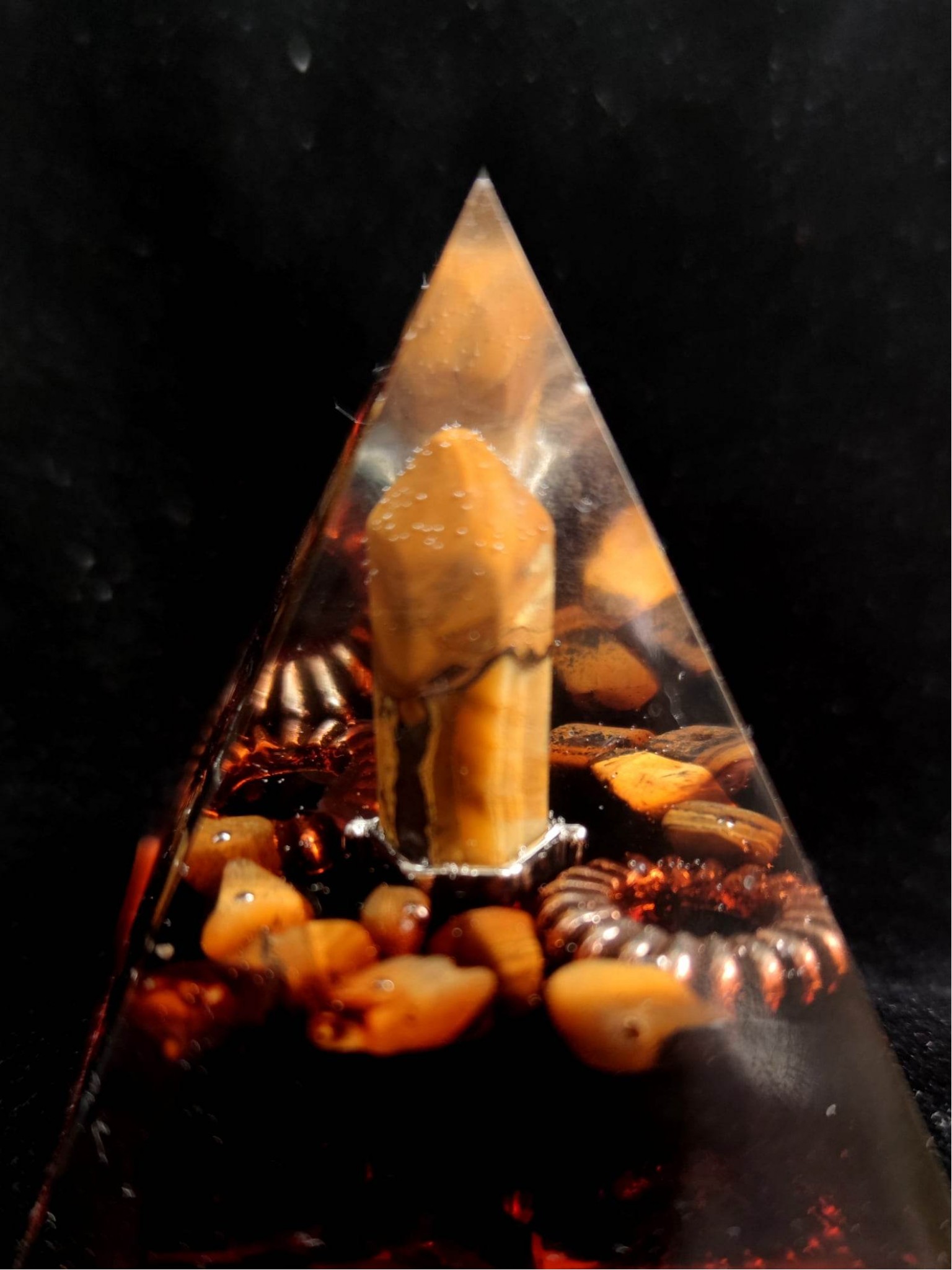Orgonová energetická pyramida s tygřím okem pro ochranu a štěstí v podnikání - dar od osudu