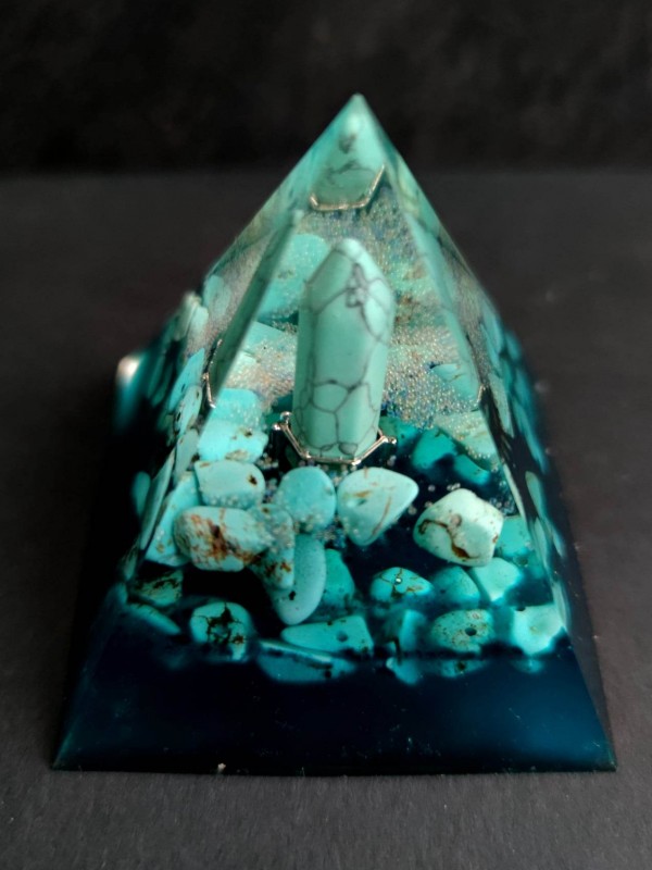Pirámide de orgón feng shui con turquesa para atraer la suerte y la abundancia - Regalo del destino