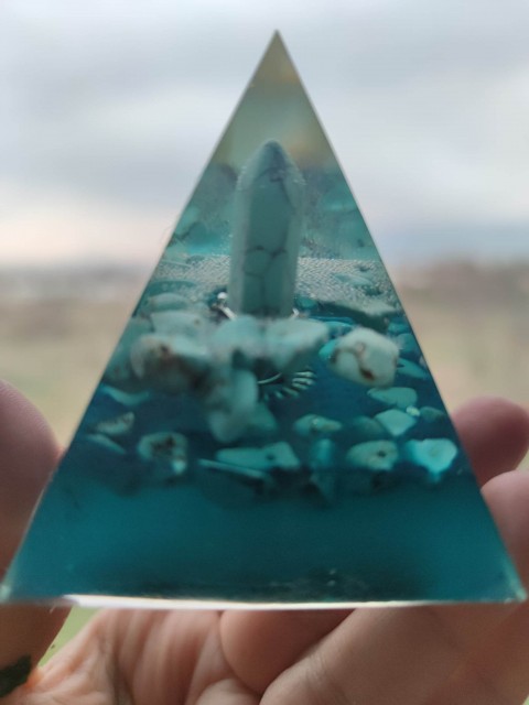 Pyramide d'orgone feng shui avec turquoise pour attirer la chance et l'abondance - Cadeau du destin