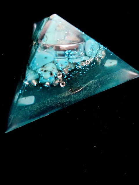 Kolmisivuinen orgoniittipyramidi turkoosilla onnea ja runsautta varten - "Gift from Fate" XXL