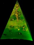 Pyramide d'orgone avec moldavite et olivine - "Arbre de la transformation et de la richesse" - XL