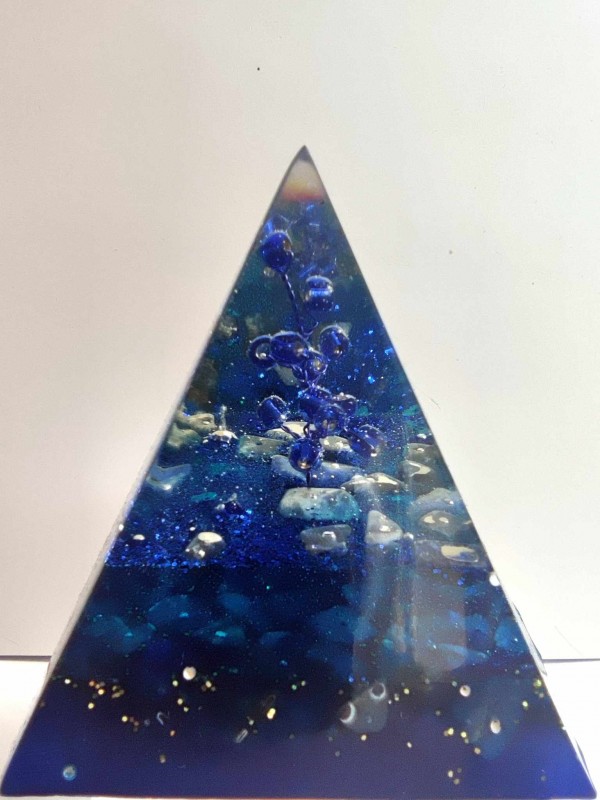 Pirâmide de orgonite com lazurite e sodalite - "Árvore da intuição e da imaginação" - XL