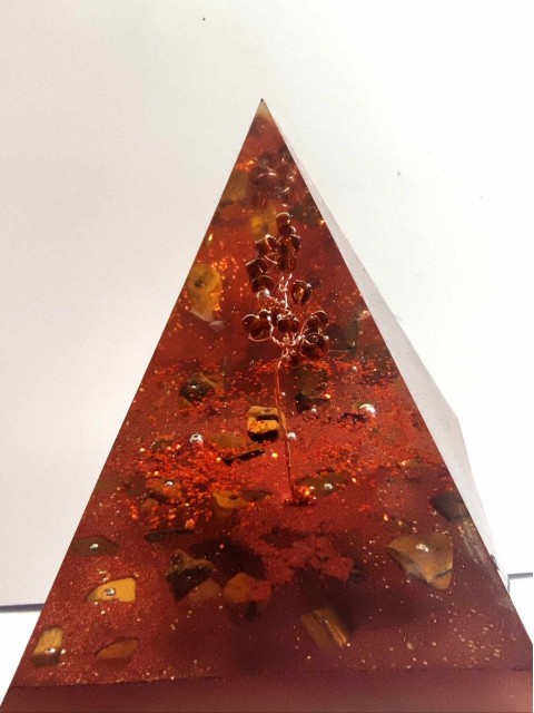 Pirámide de orgonita con ojo de tigre - "Árbol de la riqueza y la salud" - XL