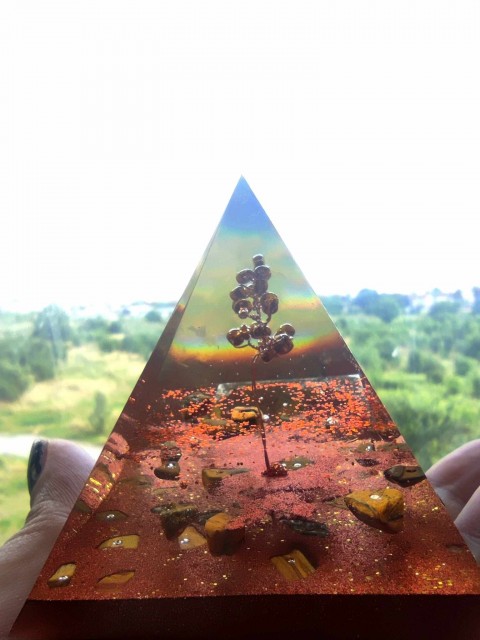 Pirâmide de orgonite com olho de tigre - "Árvore da riqueza e saúde" - XL