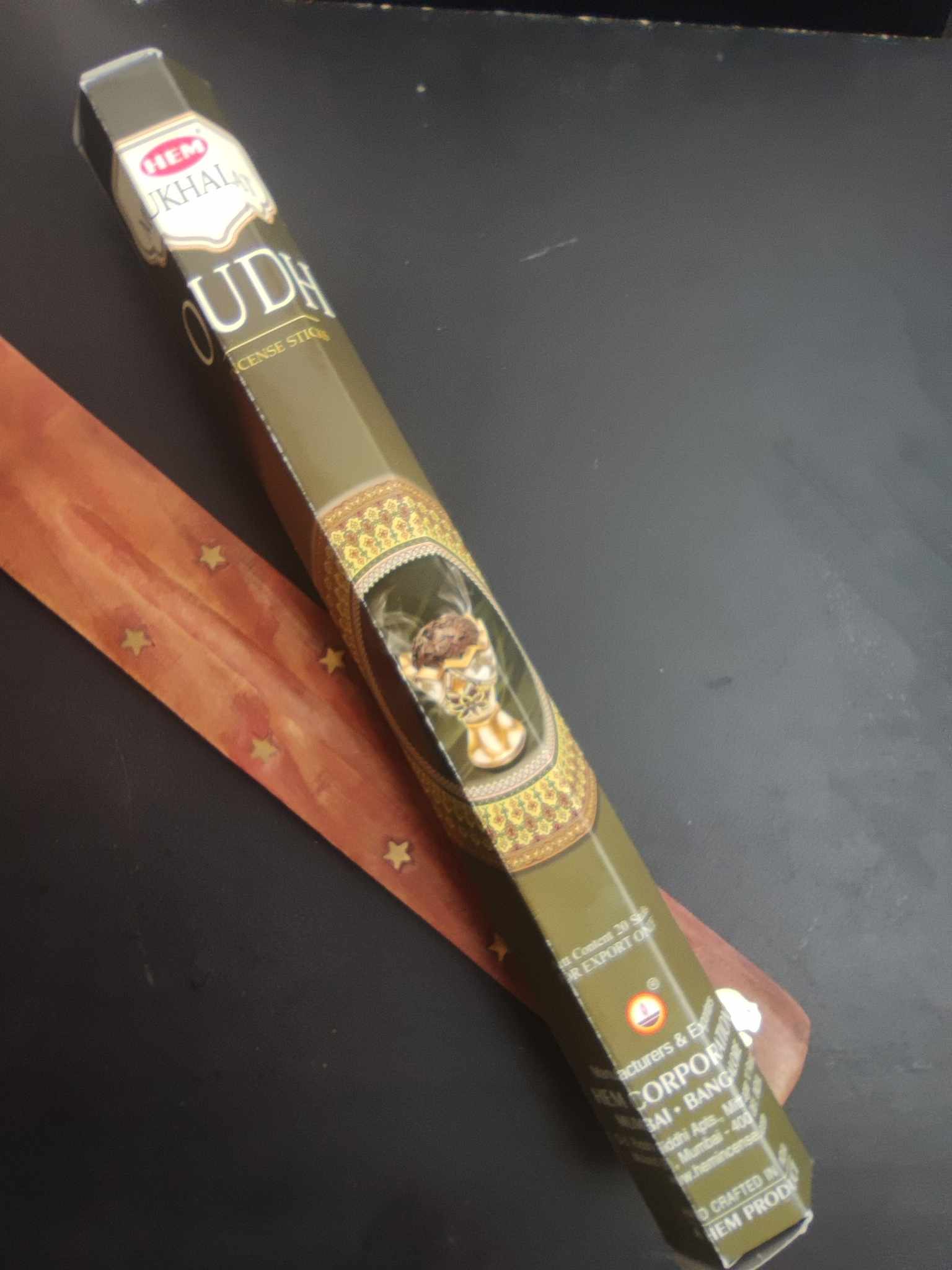 Bâtons d'encens avec porte-encens pour équilibrer l'énergie avec l'arôme oudh Bâtons d'encens avec porte-encens pour équilibrer l'énergie avec l'arôme oudh