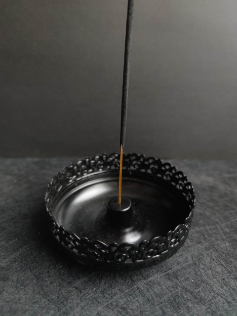 Kovový držák na svíčky, vonné tyčinky a vonné šišky v černé barvě - Orient Magic