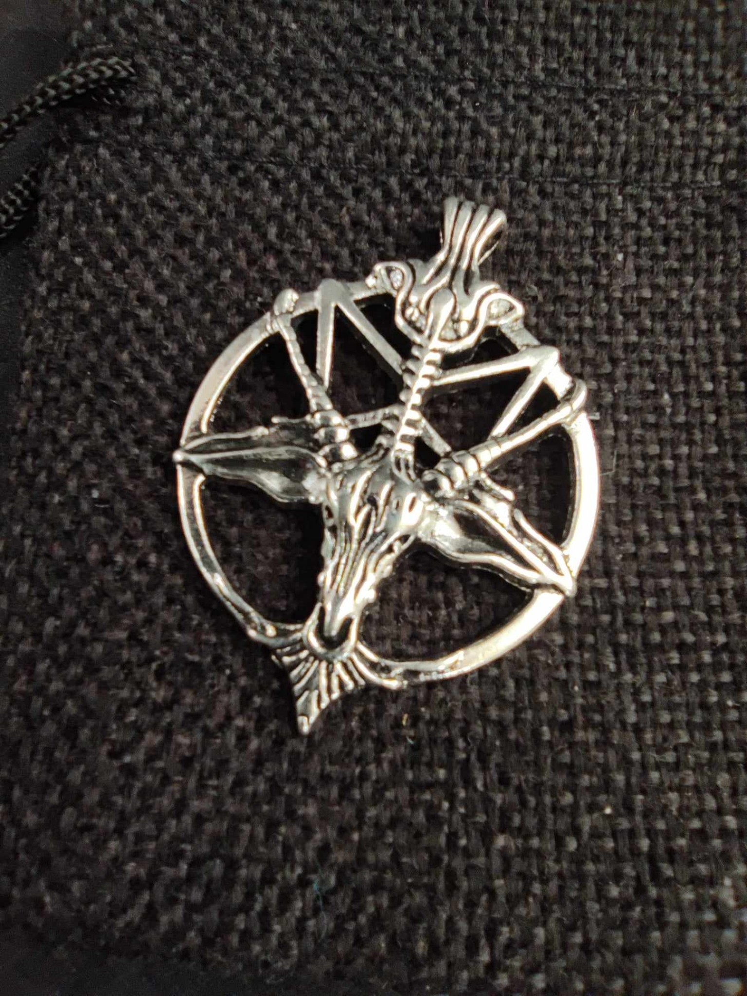 Magiskt hänge- Baphomets huvud med omvänd pentacle - silverfärg