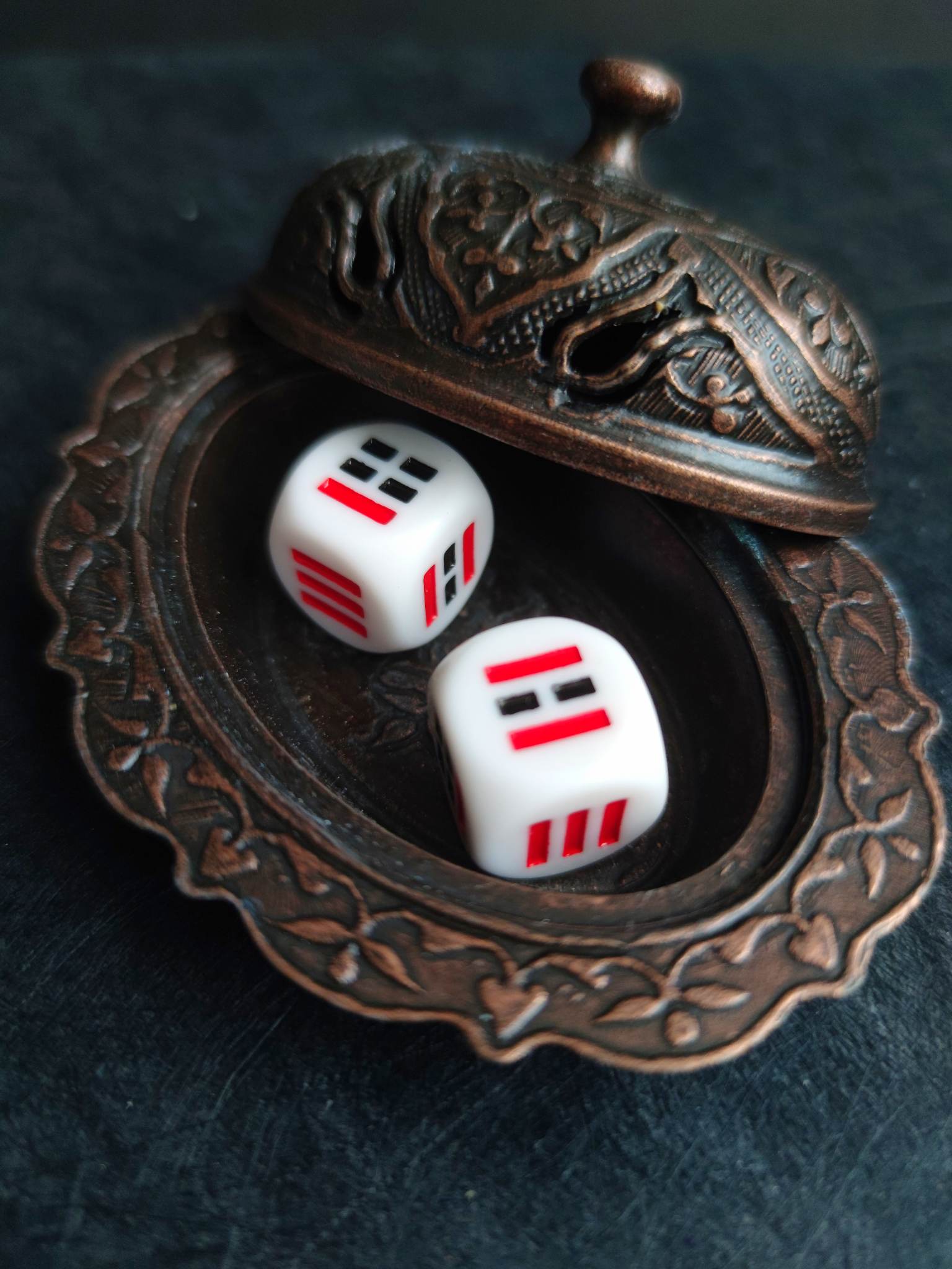 Małe magiczne ręcznie robione pudełko z symbolami ochronnymi do palenia kadzidełek lub przechowywania kryształów - Magia Orientu