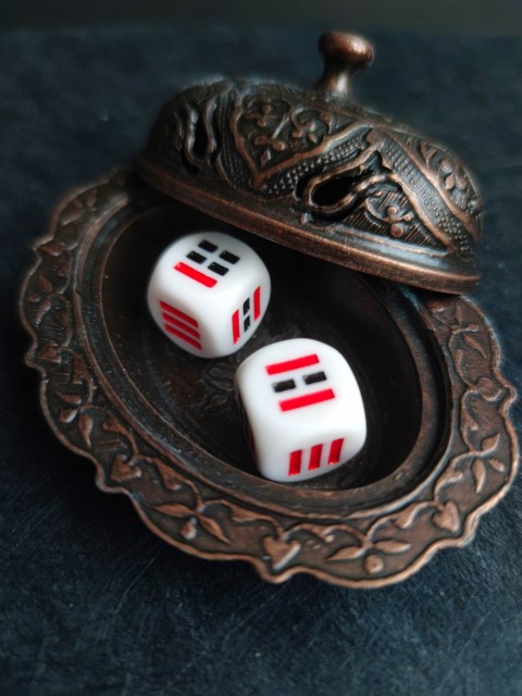 Petite boîte magique faite à la main avec des symboles de protection pour brûler des cônes d'encens ou stocker des cristaux - Magie d'Orient