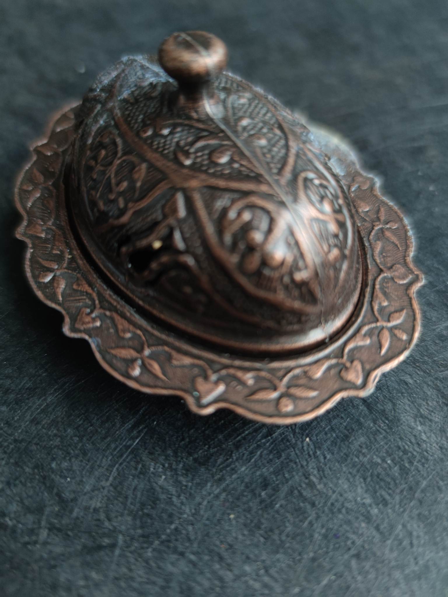 Małe magiczne ręcznie robione pudełko z symbolami ochronnymi do palenia kadzidełek lub przechowywania kryształów - Magia Orientu
