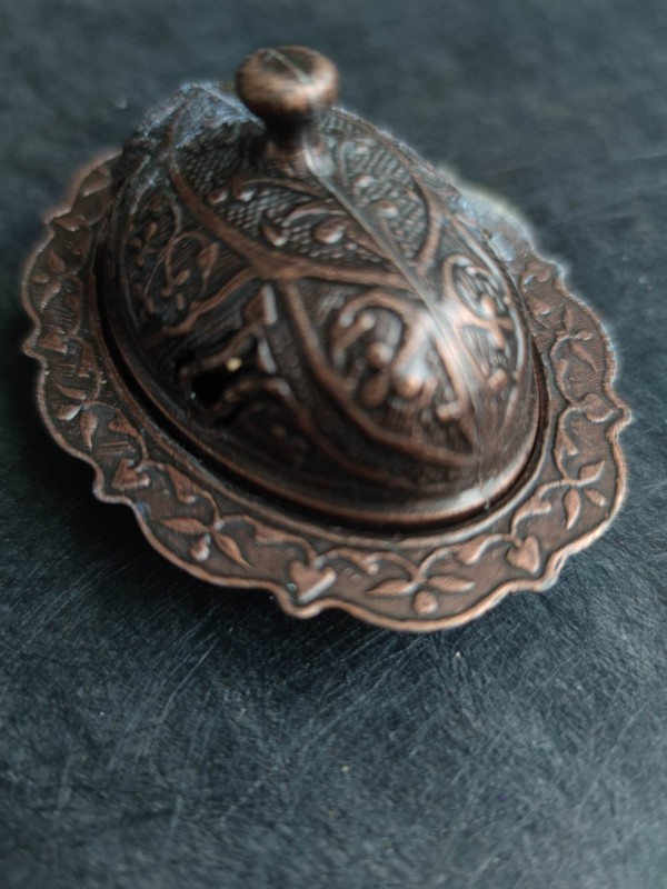 Pequena caixa mágica artesanal com símbolos de proteção para queima de cones de incenso ou armazenamento de cristais - Magic of Orient