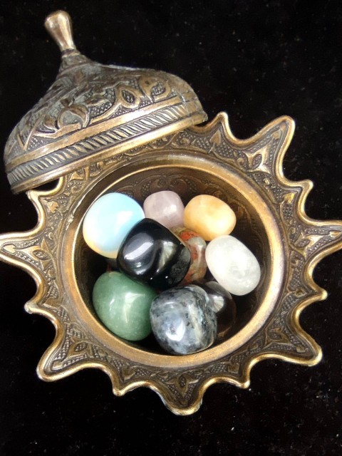 Boîte orientale en bronze faite à la main pour ranger l'encens ou les pierres semi-précieuses - Fleur d'Orient