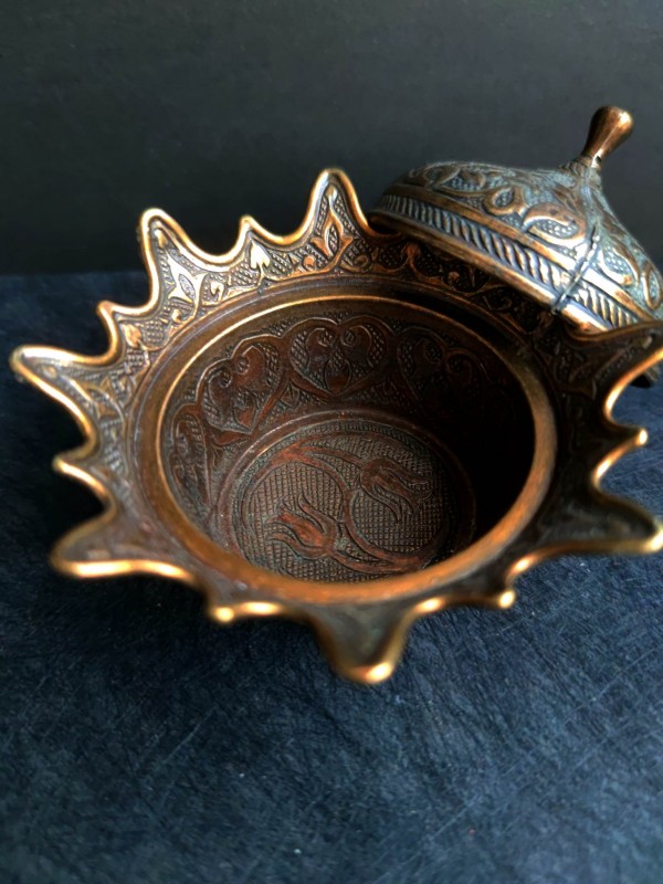 Scatola orientale in bronzo fatta a mano per conservare incenso o pietre semipreziose - Fiore d'Oriente