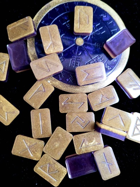 Runele lui Odin - Set rune Futhark cu pad - Set realizat manual în aur și violet