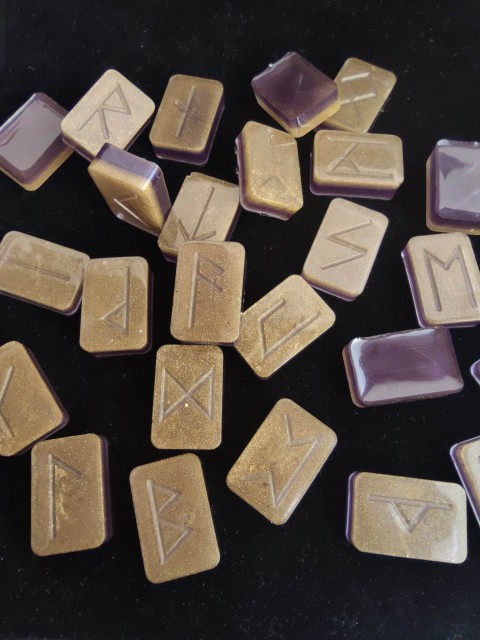 Odins runor - Futhark runor set med pad - Handgjort set i guld och lila