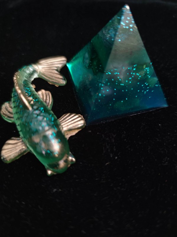 Orgonite-geschenkset voor een nieuw bedrijf om geld en klanten aan te trekken - feng shui Koi-vissen en orgon-piramide met Jade