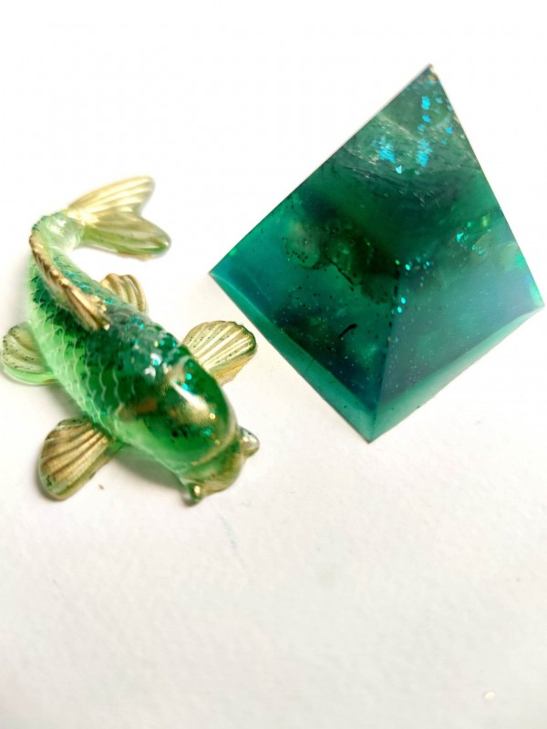 Set de regalo de orgonita para un nuevo negocio para atraer dinero y clientes: pez feng shui Koi y pirámide de orgón con jade