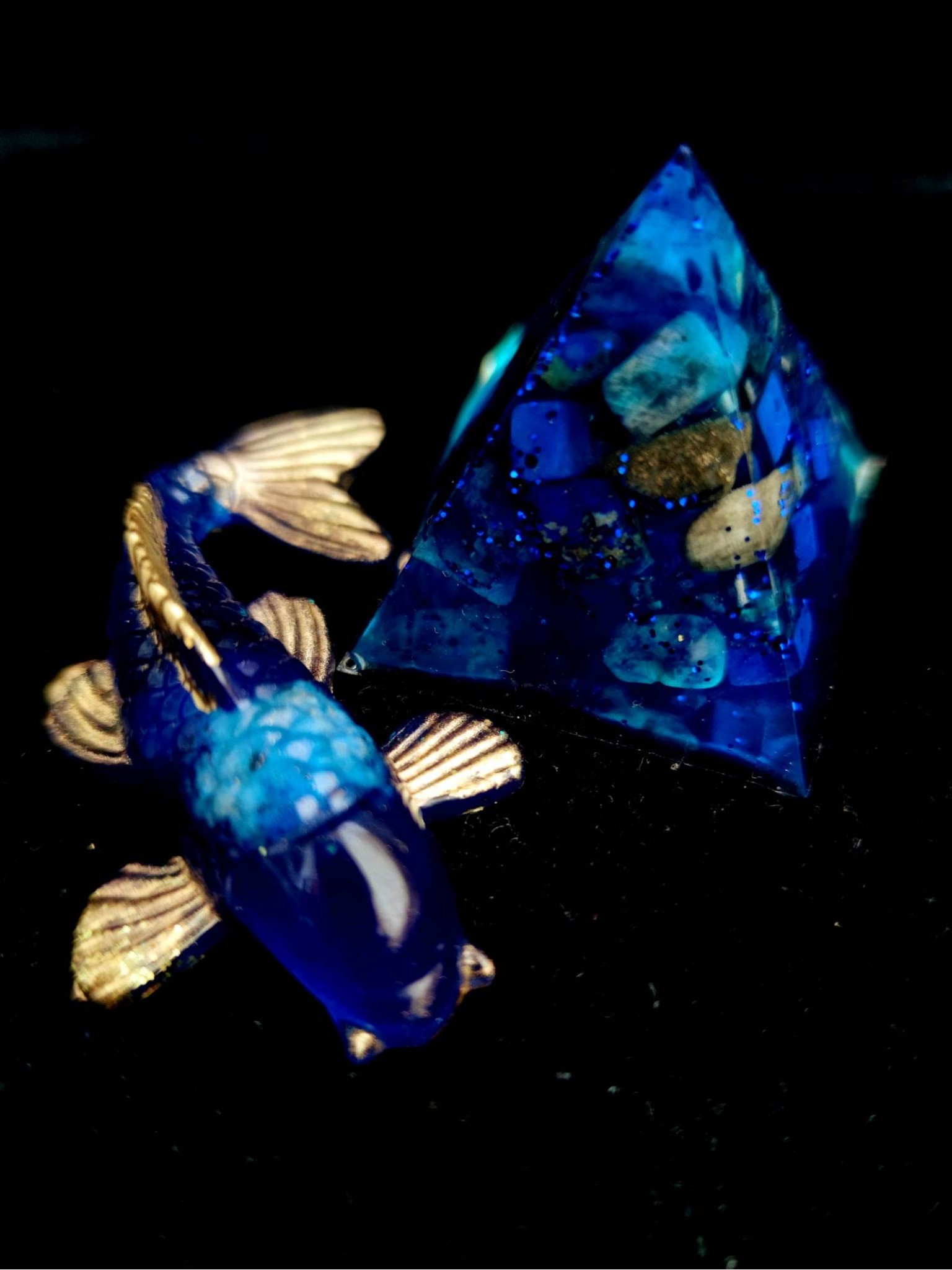 Orgonite-lahjasetti uuteen kotiin harmonian ja onnen houkuttelemiseksi - feng shui Koi kala ja orgone-pyramidi Lapis lazulilla