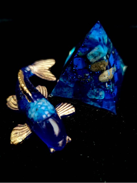 Orgonitová dárková sada pro nový domov pro přilákání harmonie a štěstí - feng shui koi rybka a orgonová pyramida s lapis lazuli