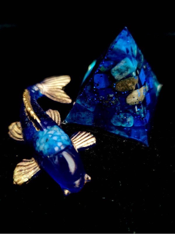 Orgonite presentset för ett nytt hem för att attrahera harmoni och lycka - feng shui Koi fisk och orgon pyramid med Lapis lazuli