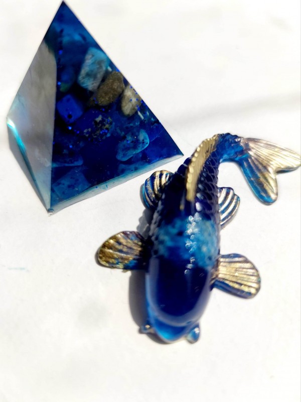 Coffret cadeau orgonite pour une nouvelle maison pour attirer l'harmonie et le bonheur - poisson feng shui Koi et pyramide d'orgone avec Lapis lazuli