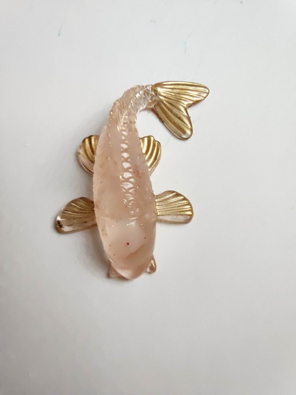 Talismã de feng shui para atrair amor e harmonia - peixes koi com quartzo rosa