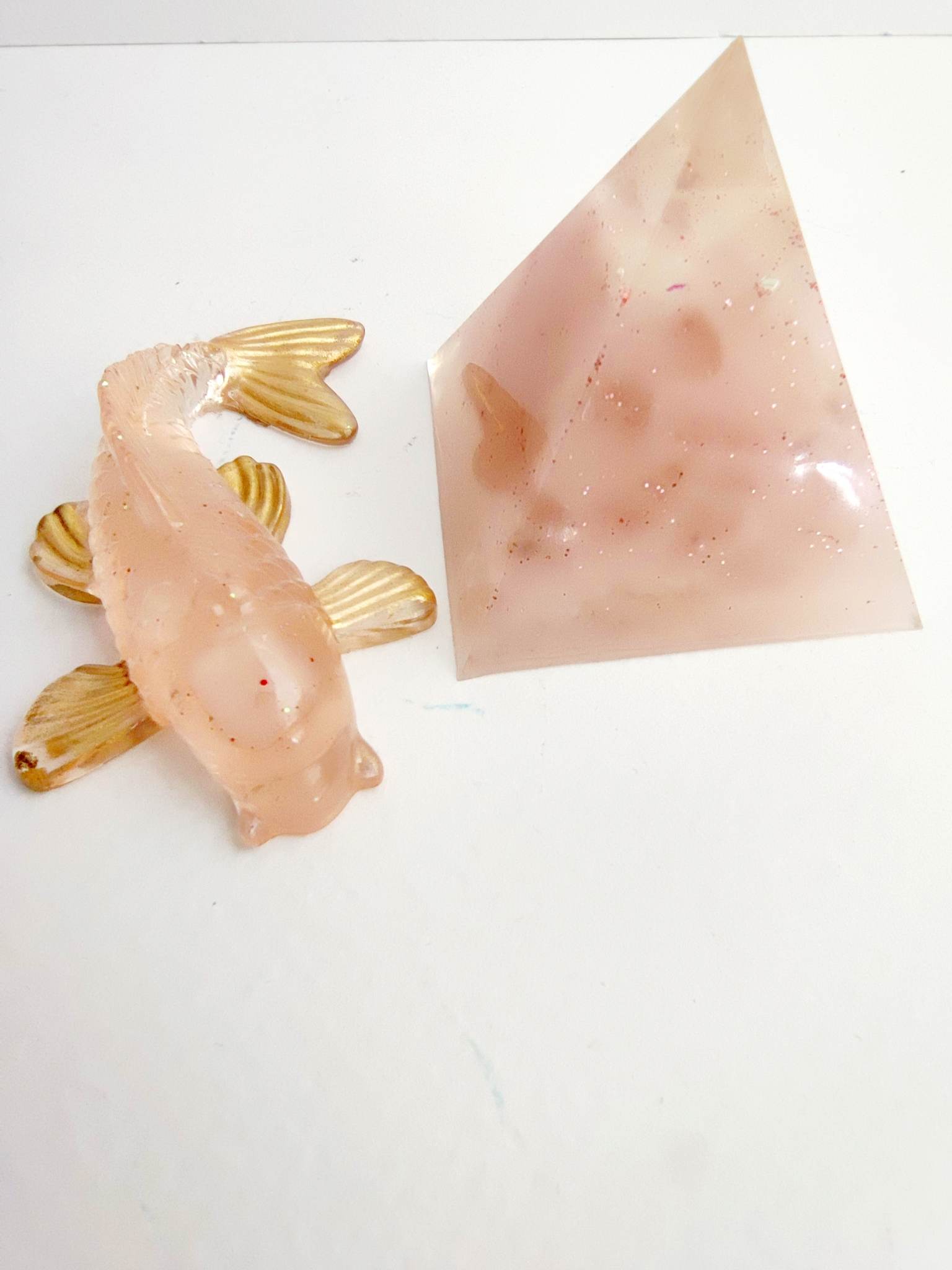 Подарочный набор из оргонита для привлечения любви и гармонии в дом - рыба кои по фен-шуй и пирамида из оргона с розовым кварцем