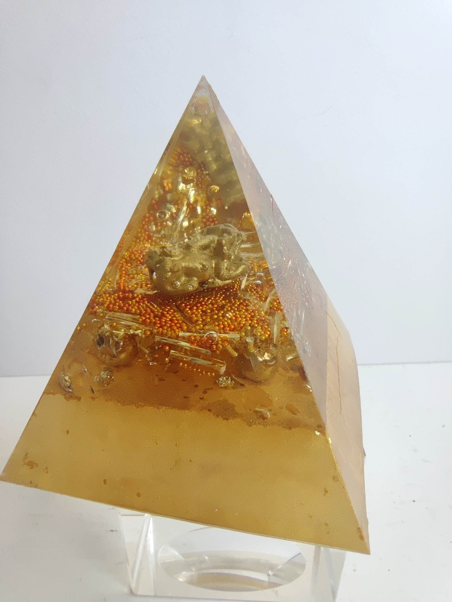 Pirâmide de orgonite para atrair dinheiro e abundância com Pi Xiu - XL