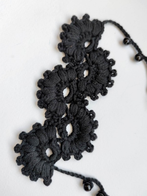 Ręcznie robiona na drutach magiczna bransoletka do spełniania życzeń autorstwa Mary-Ella Todorof