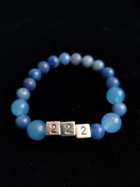 Pulseira anjo número 222 com sodalita e calcedônia azul para harmonia e sorte em família