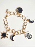 Pulseira de bruxa celestial com pingentes de sol, lua e estrelas