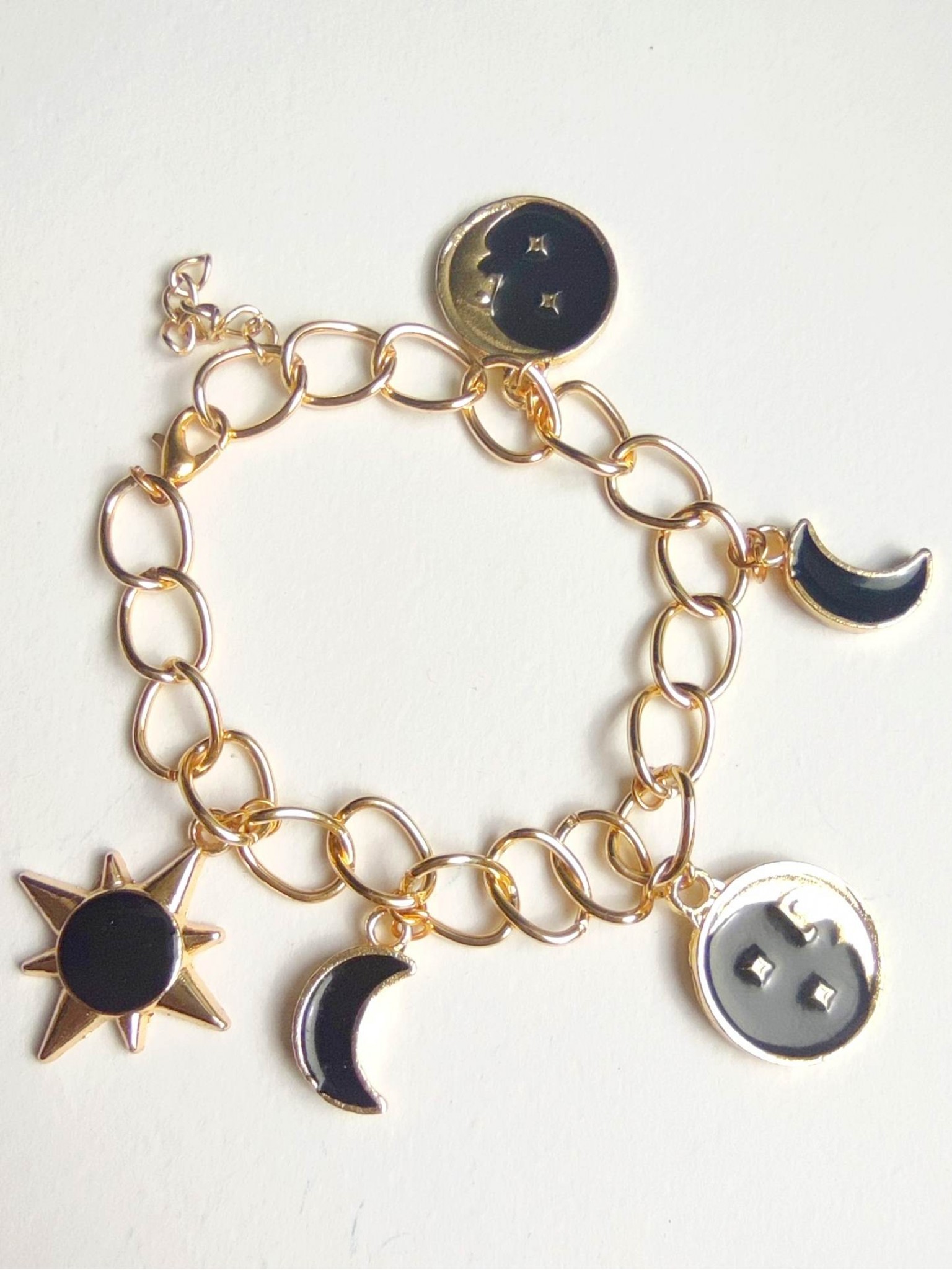 Pulseira de bruxa celestial com pingentes de sol, lua e estrelas