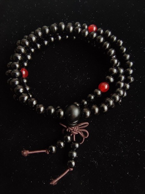 Bracelet mala bouddhiste pour la méditation et la relaxation - noir et rouge