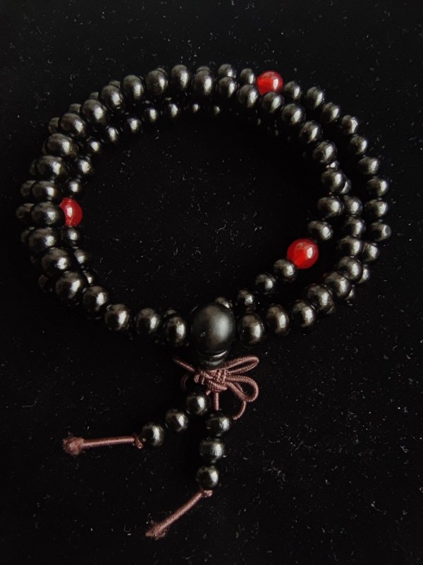 Buddhistisches Mala-Armband für Meditation und Entspannung – schwarz und rot