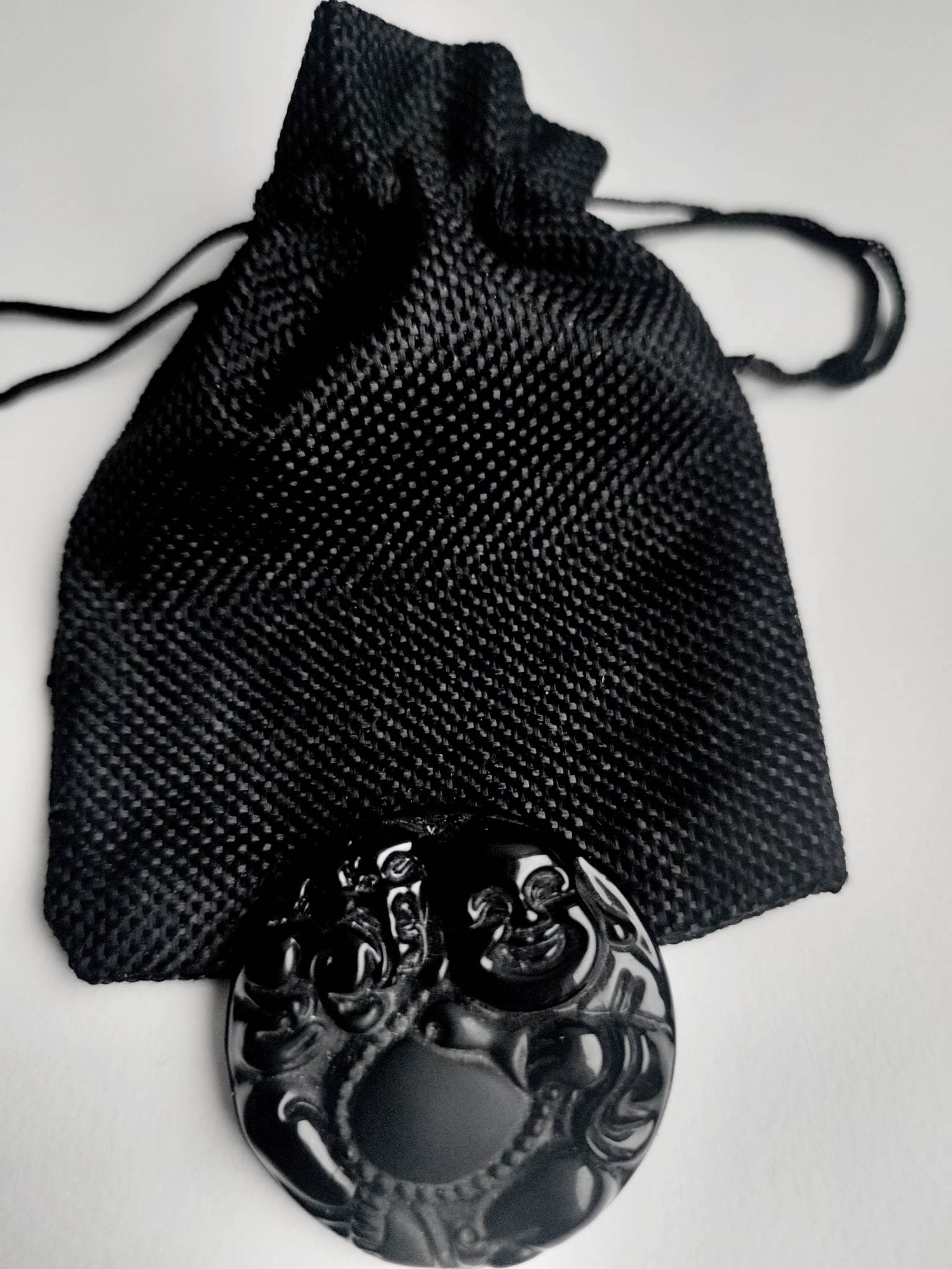 Collier en obsidienne noire avec le Bouddha rieur pour attirer la prospérité Collier en obsidienne noire avec le Bouddha rieur pour attirer la prospérité